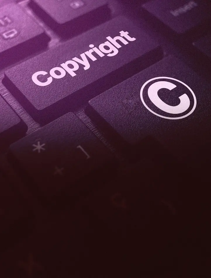 Teclado com a tecla Copyright e o símbolo de direito autoral em destaque