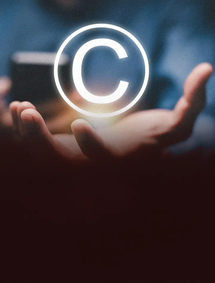 Mão aberta sob um símbolo de direito autoral luminoso
